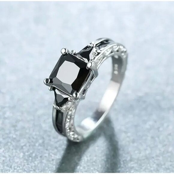 Classic Black Stone Ring Size 7 - Picture 3 of 3